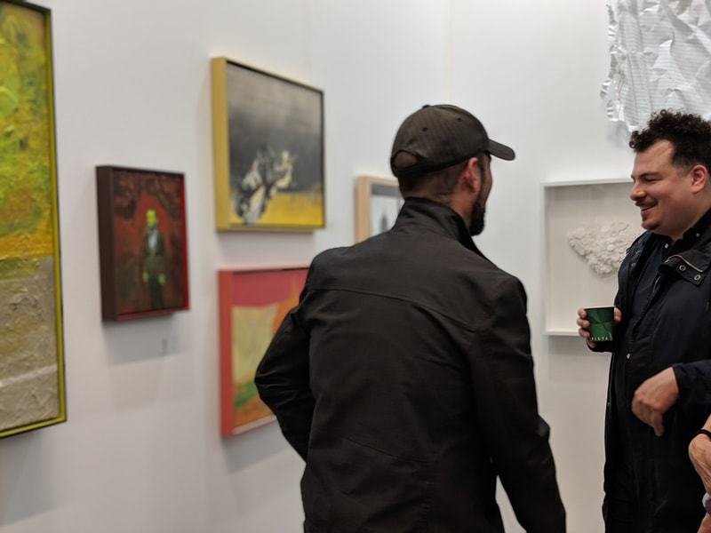 Guillaume Klootier en discussion avec un amateur d'art lors de la Foire d'art contemporain Papier, avril 2019